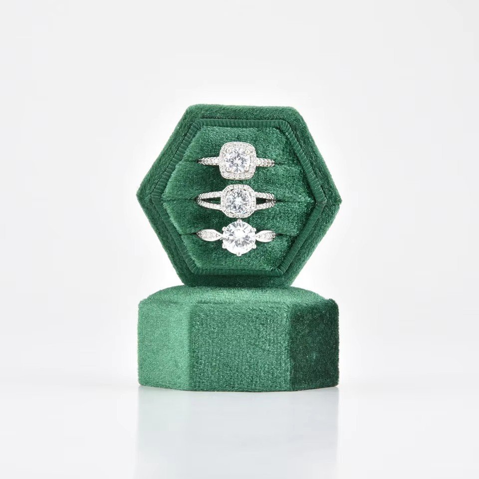 Low minimum order quantity 2pcs hexagonal velvet ring box wholesale custom logo 3-slot ring box jewelry packaging box women's jewelry ring box